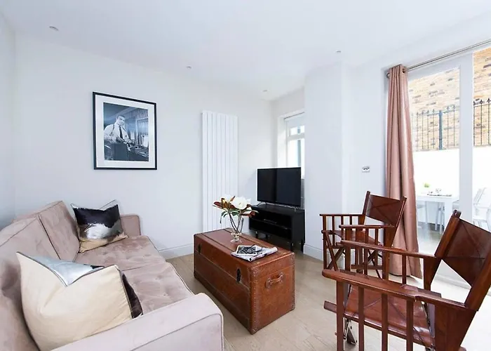 Beautiful 2Br Flat With Free Parking In West London